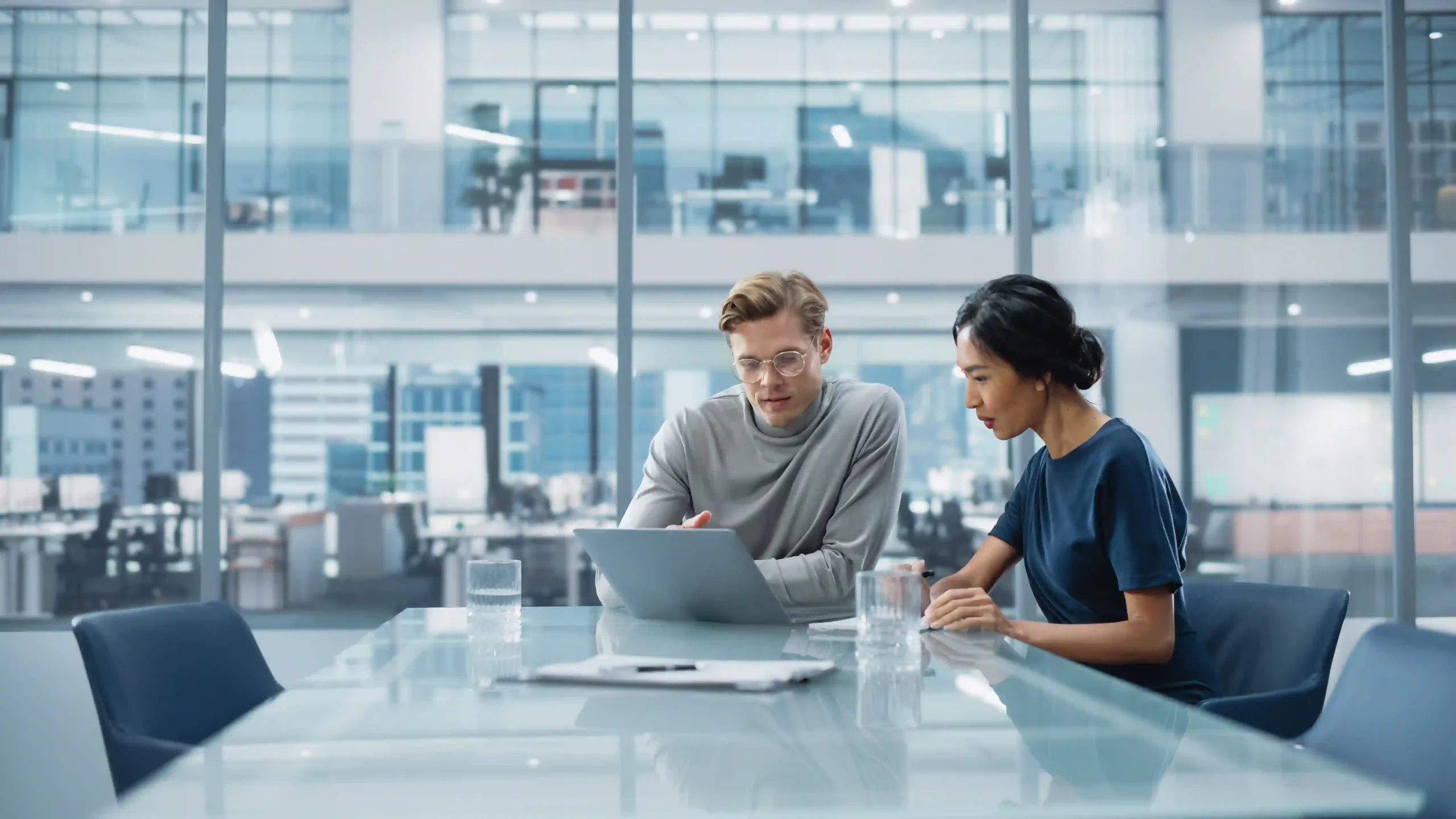 a man and woman meeting about seo services in the UK